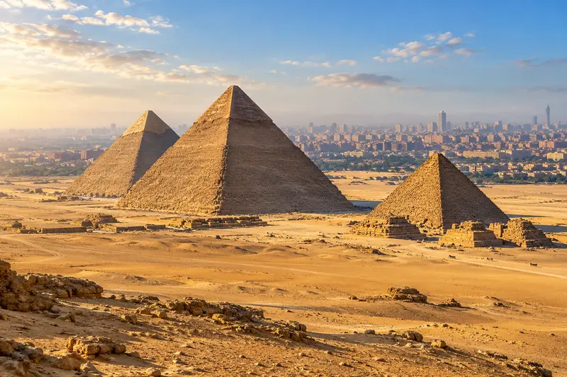 أهرامات الجيزة تطل على مساحات رملية في المشهد المصري