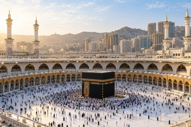 حجاج حول الكعبة في مكة المكرمة ضمن أجواء عمرة رجب