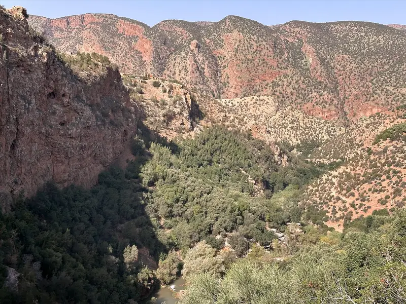 Reliefs de l’Atlas et oliveraies autour du site d’Ouzoud