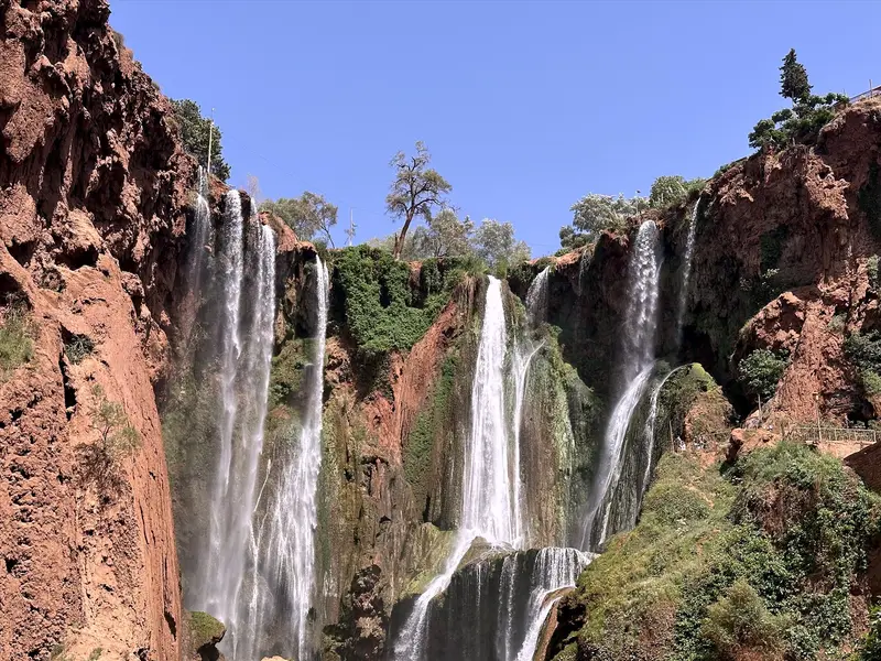 Cascades d’Ouzoud tombant entre deux parois rocheuses sous un ciel bleu