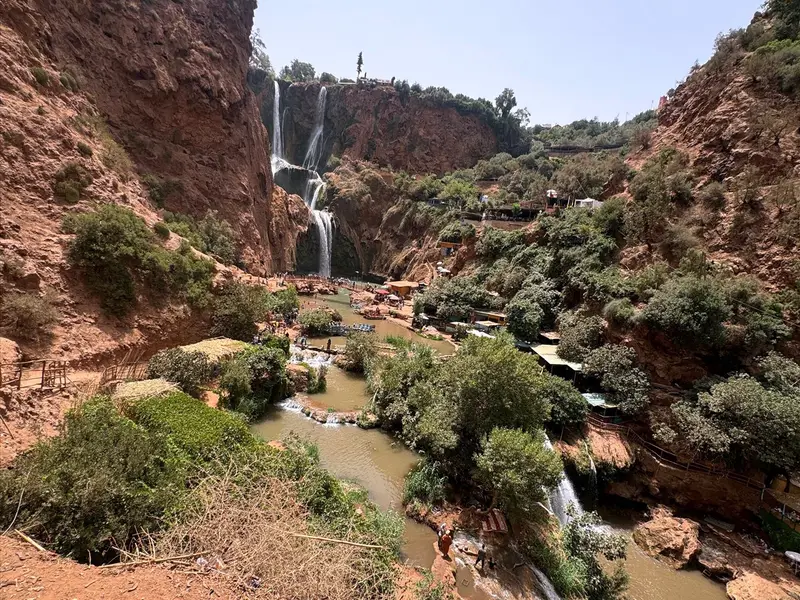 Vallée verdoyante et rivière en contrebas des cascades d’Ouzoud